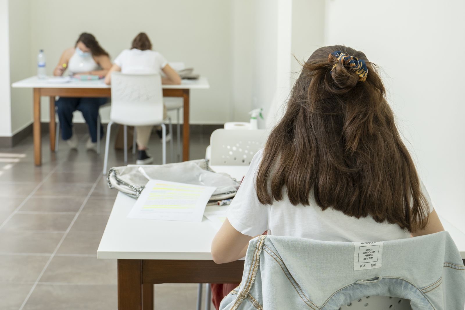 Varios jóvenes estudian en el aulario de la calle General Serrano.