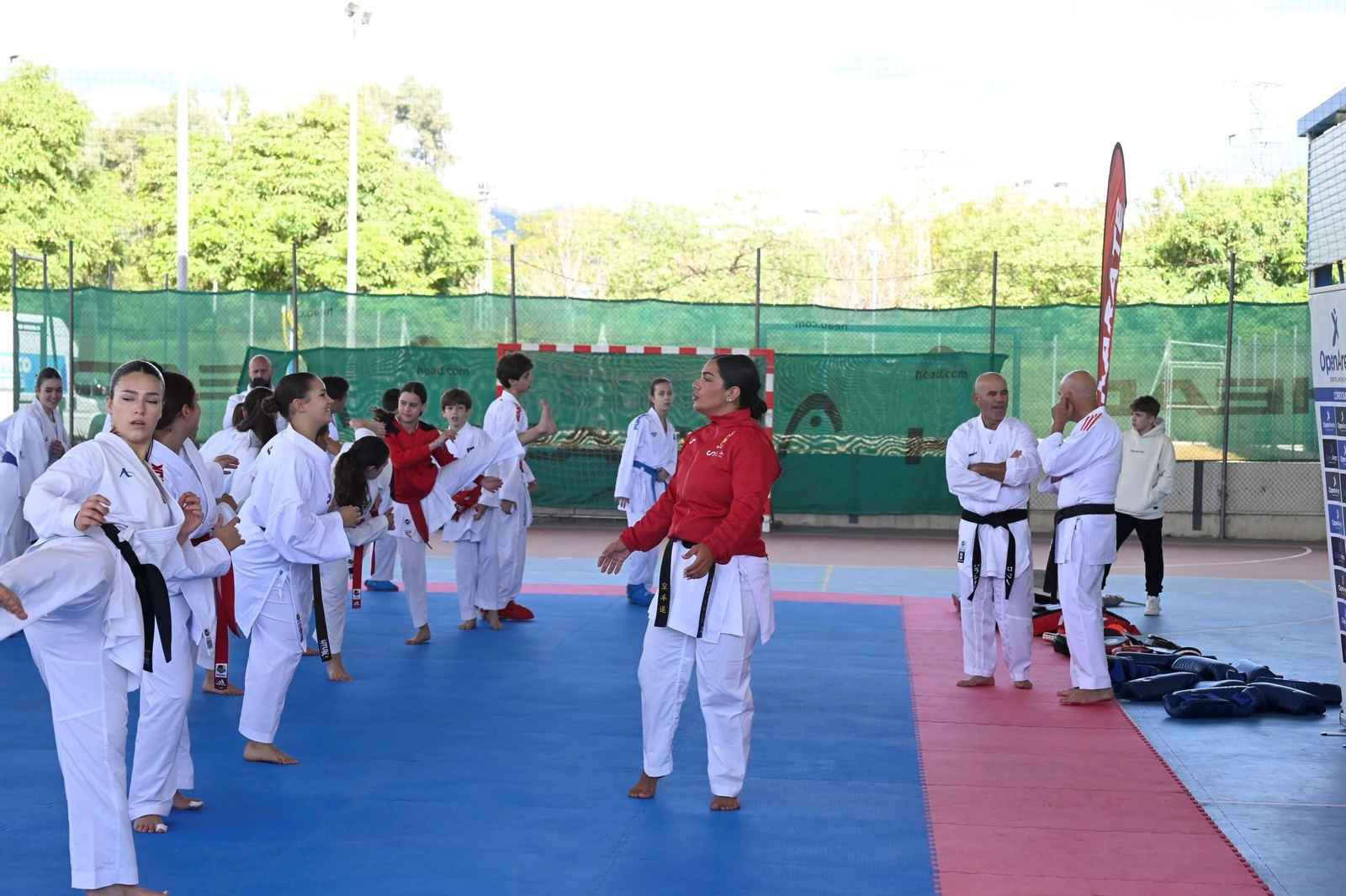 El Equipo Atama disfruta en Córdoba de la maestría de María Torres, campeona del mundo de kárate