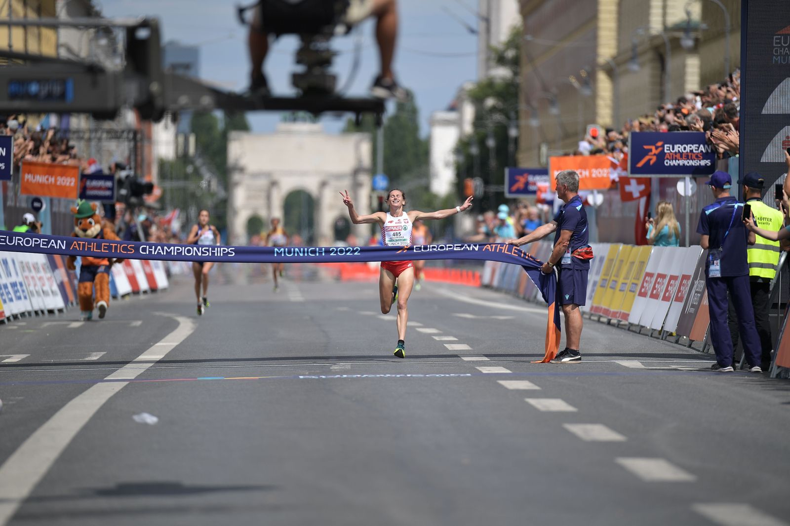Aleksandra Lisowska cruzando la línea de meta en la Maratón de Munich.