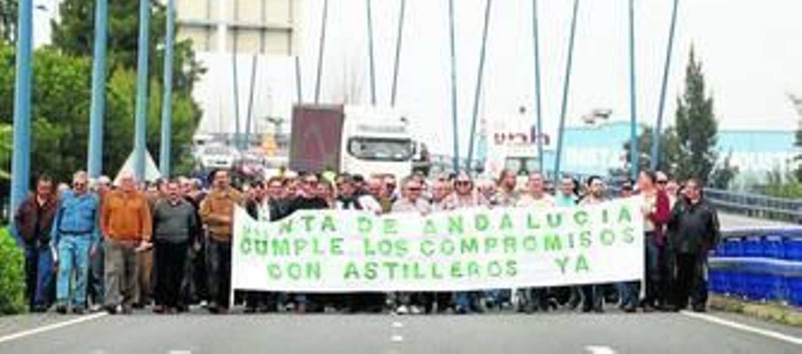 Trabajadores de la empresa Astilleros, ayer en el acceso al puente del Odiel tras el comienzo de la protesta.