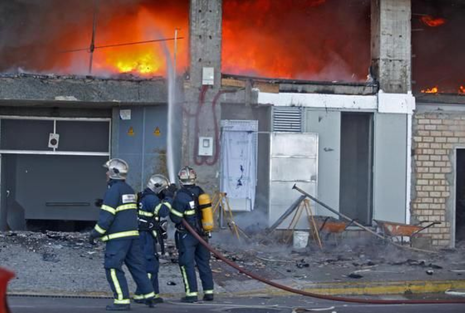 Espectacular incendio en un edificio de la calle Brasil. /Jesús Marín