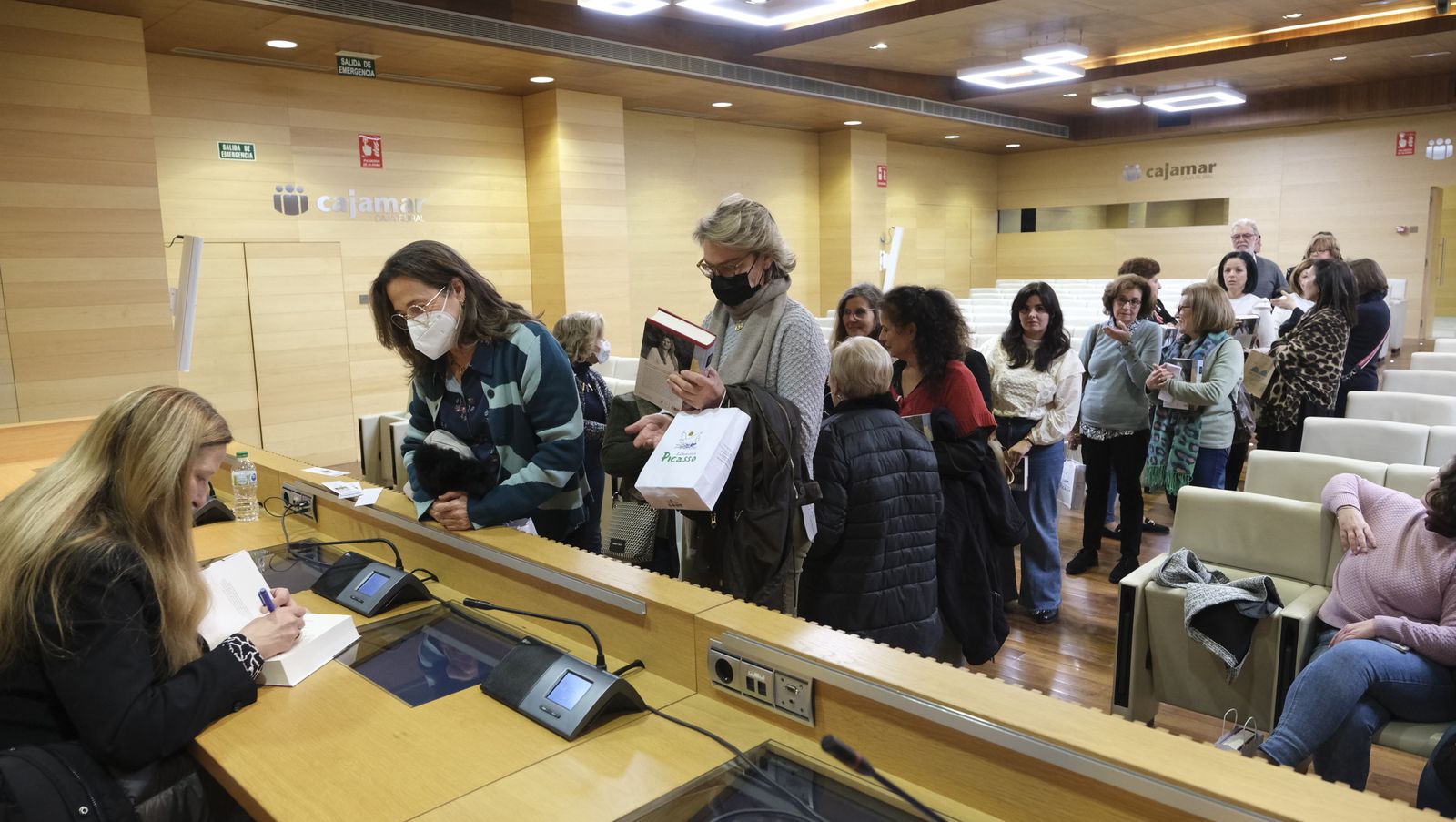 Imágenes del Diario de los Libros con la escritora ganadora del Premio Planeta 2022, Luz Gabás