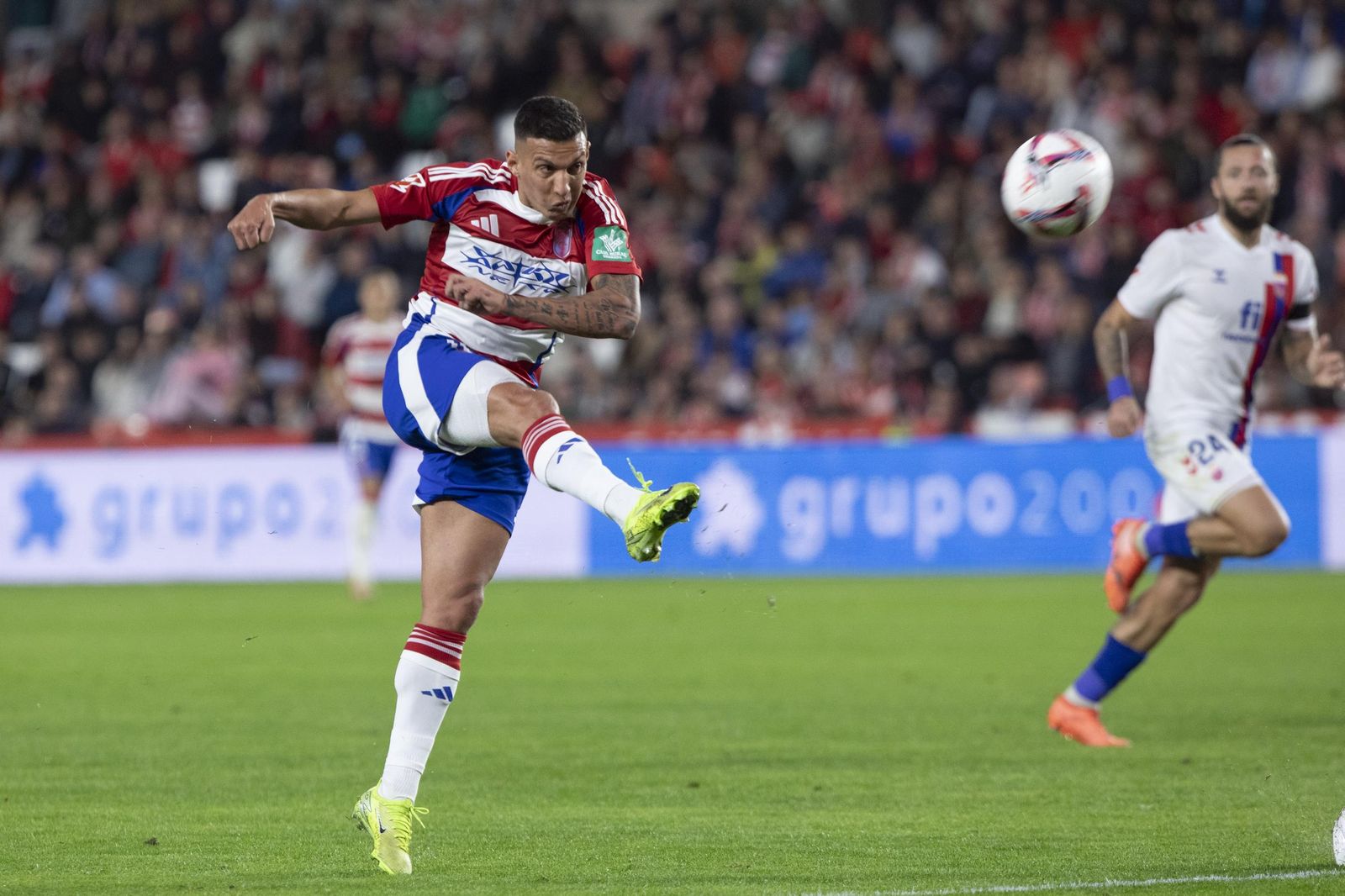 Uzuni golpea el balón en el partido ante el Eldense