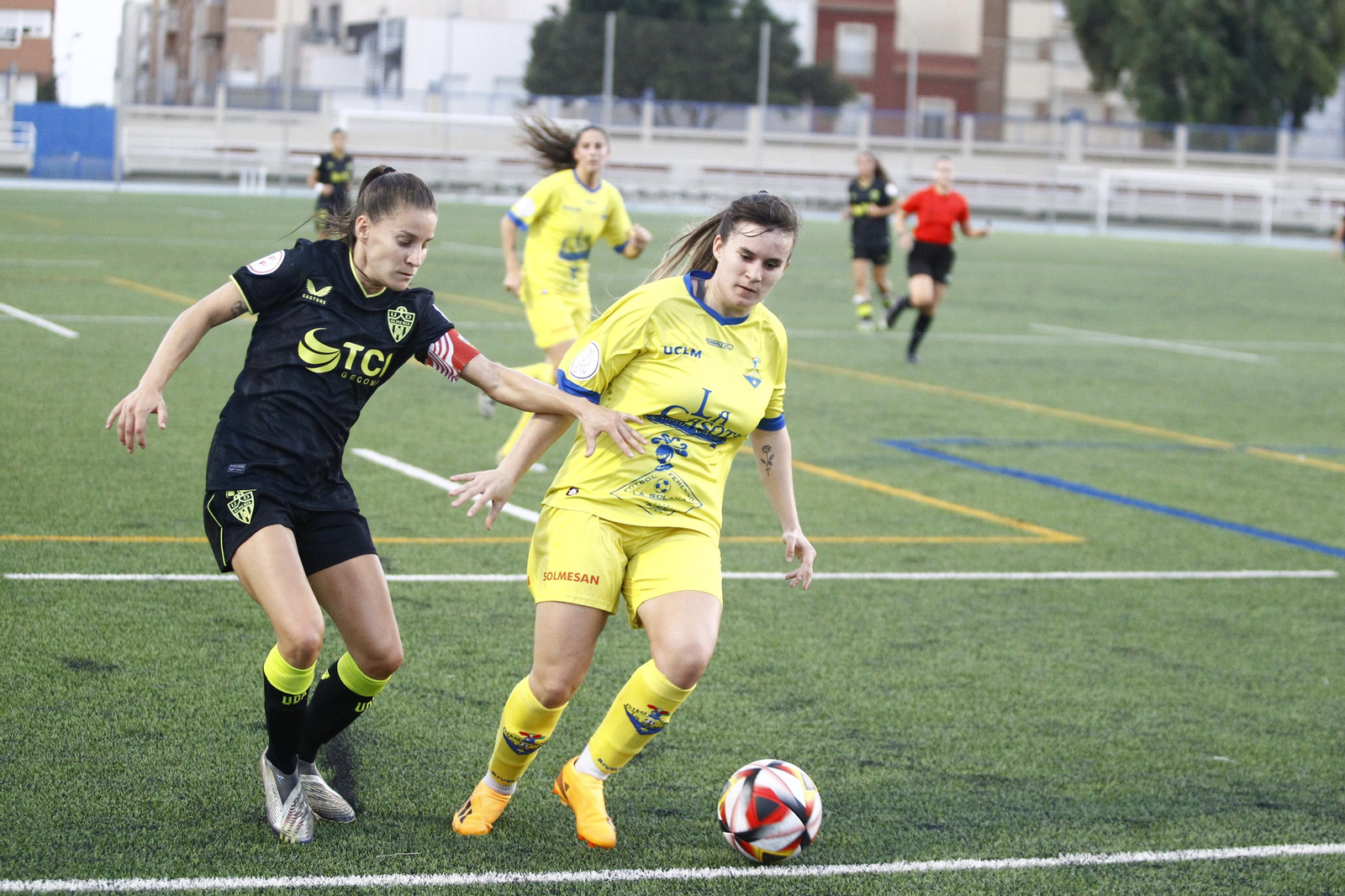 La futbolista del conjunto rojiblanco disputa un balón durante un encuentro de esta temporada.