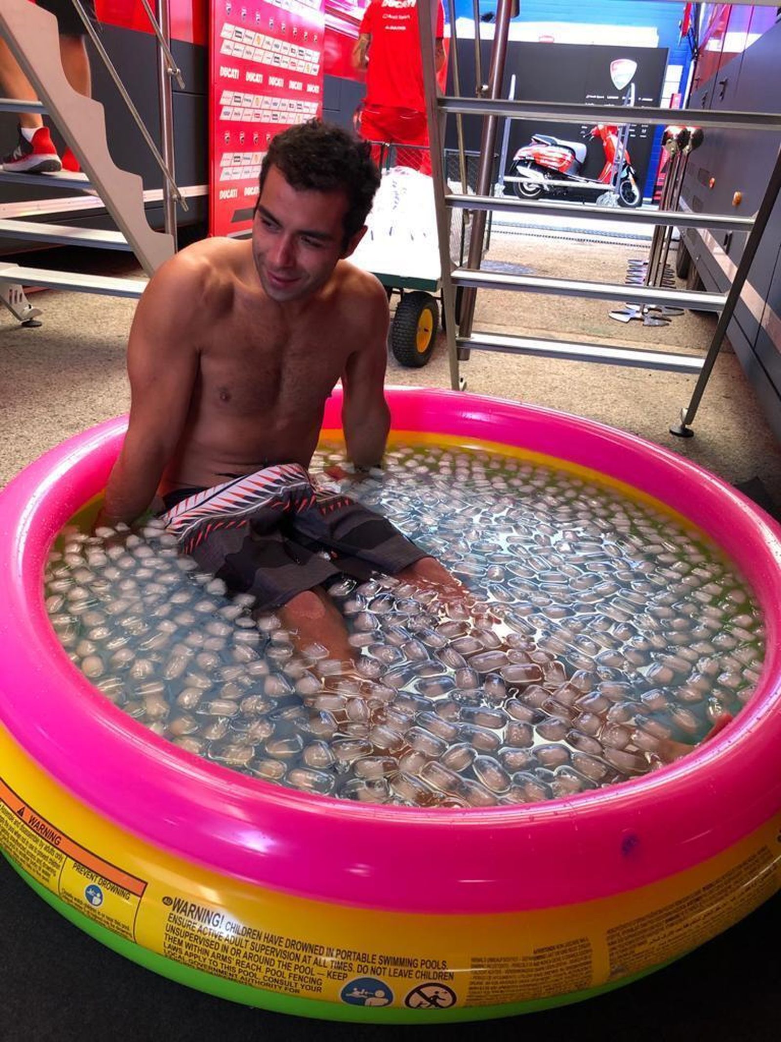 Danilo Petrucci se refresca en una piscina portátil con hielo.