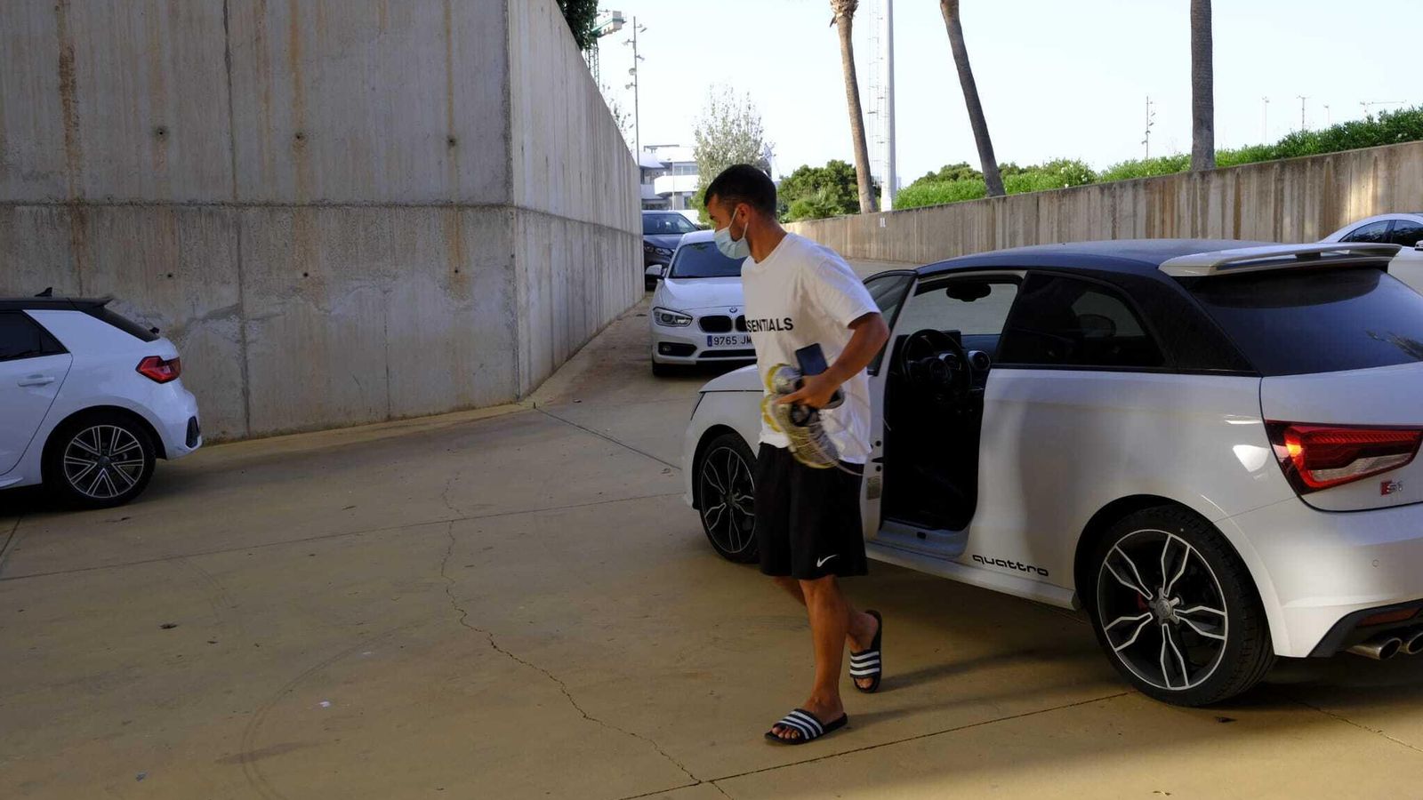 Aketxe se baja de su coche.