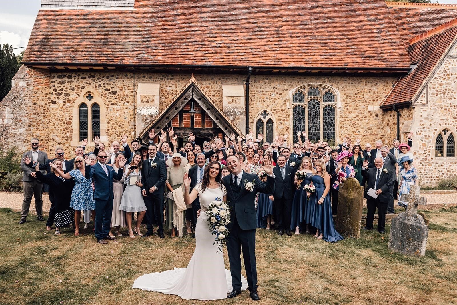Guillermo Baró y Sarah Helen Brooker, con el grupo de invitados tras finalizar la ceremonia religiosa en la parroquia de St. Peter en Great Totham, ubicado en el Condado de Essex en Inglaterra.