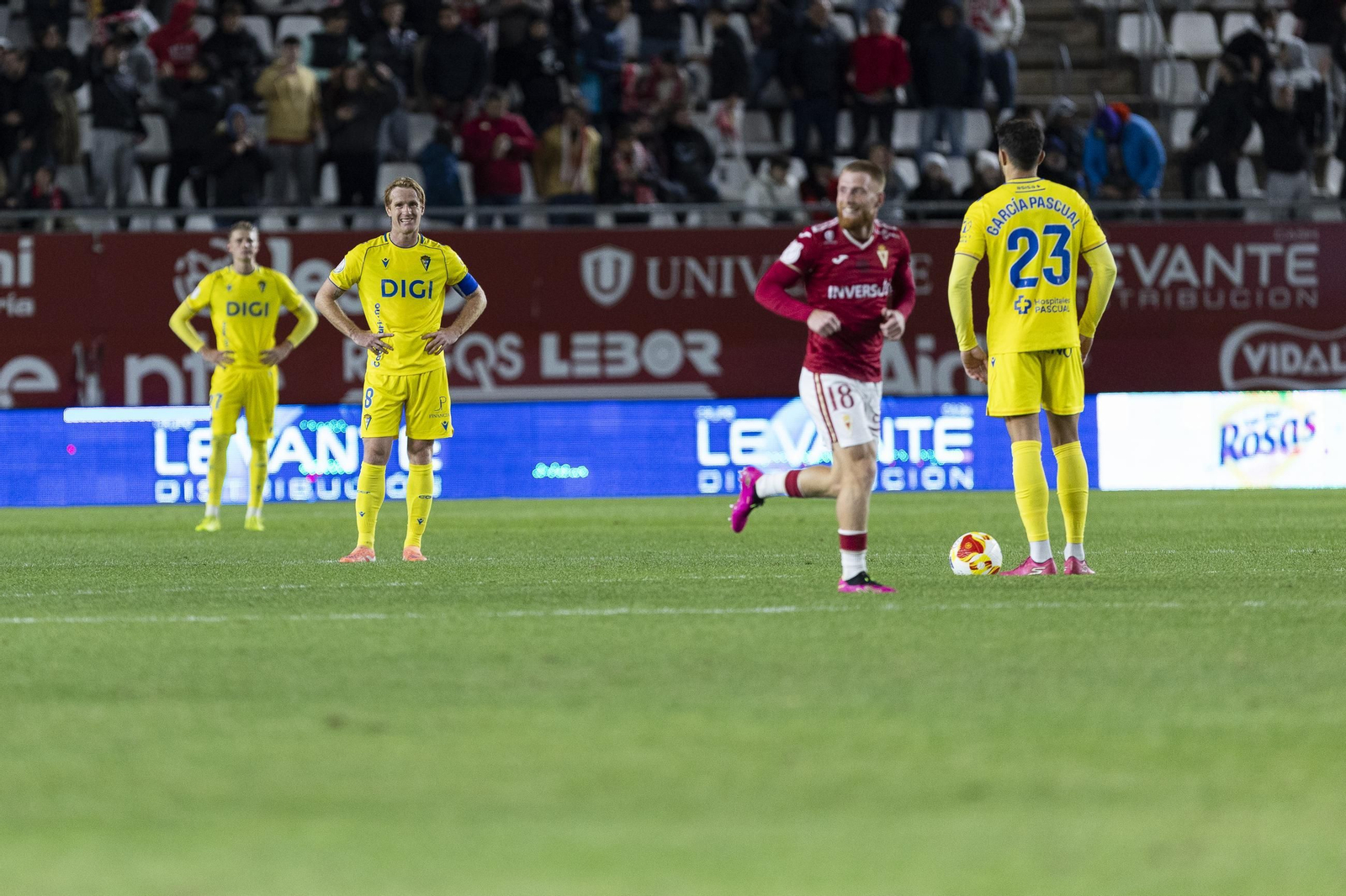 García Pascual se dispone a sacar de centro tras un gol del Real Murcia.