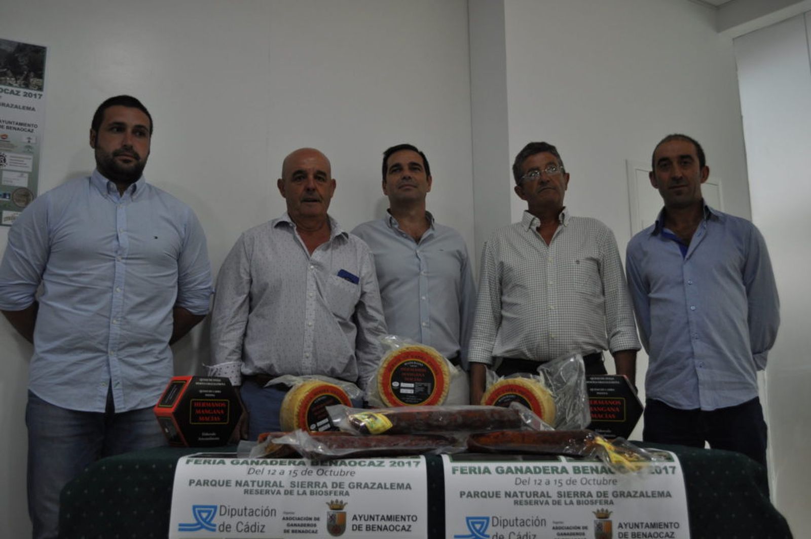 Responsables del sector agrario ganadero, junto al alcalde de Benaocaz.