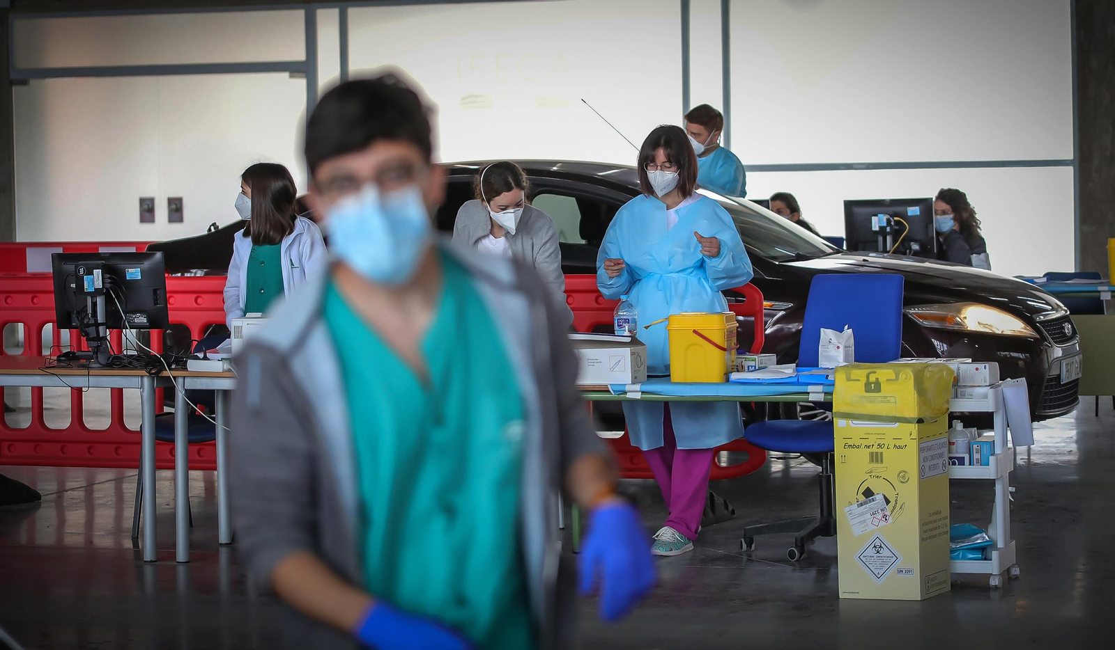 Sanitarios vacunan diariamente en Ifeca a miles de ciudadanos