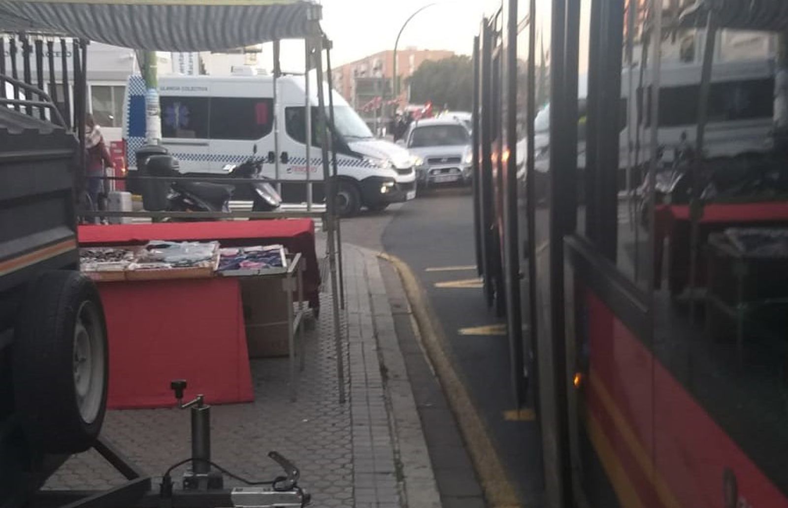 Un puesto de venta ambulante en la zona de la parada de Tussam del Hospital Virgen Macarena.