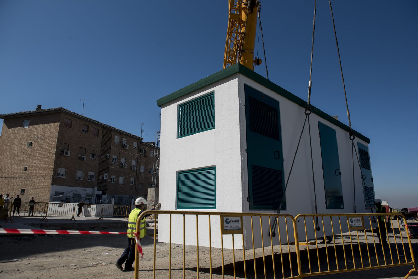 Las imágenes de la instalación del nuevo transformador de la zona Norte de Granada