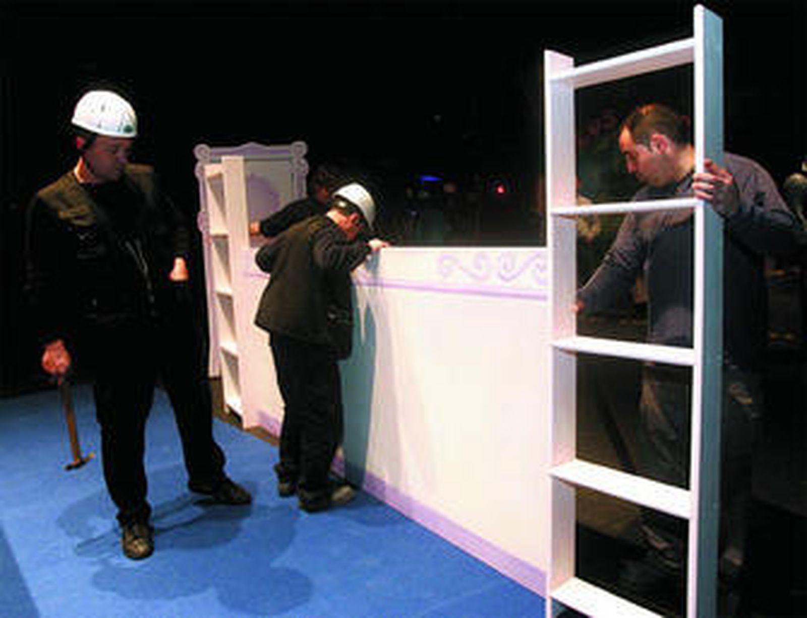 Operarios de RAS ponen a punto el montaje del coro 'El maravilloso mundo de Cadilandia'.