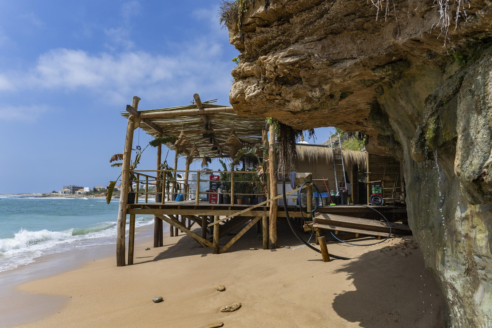 Las imágenes de la playa de los Caños tras el fuerte oleaje
