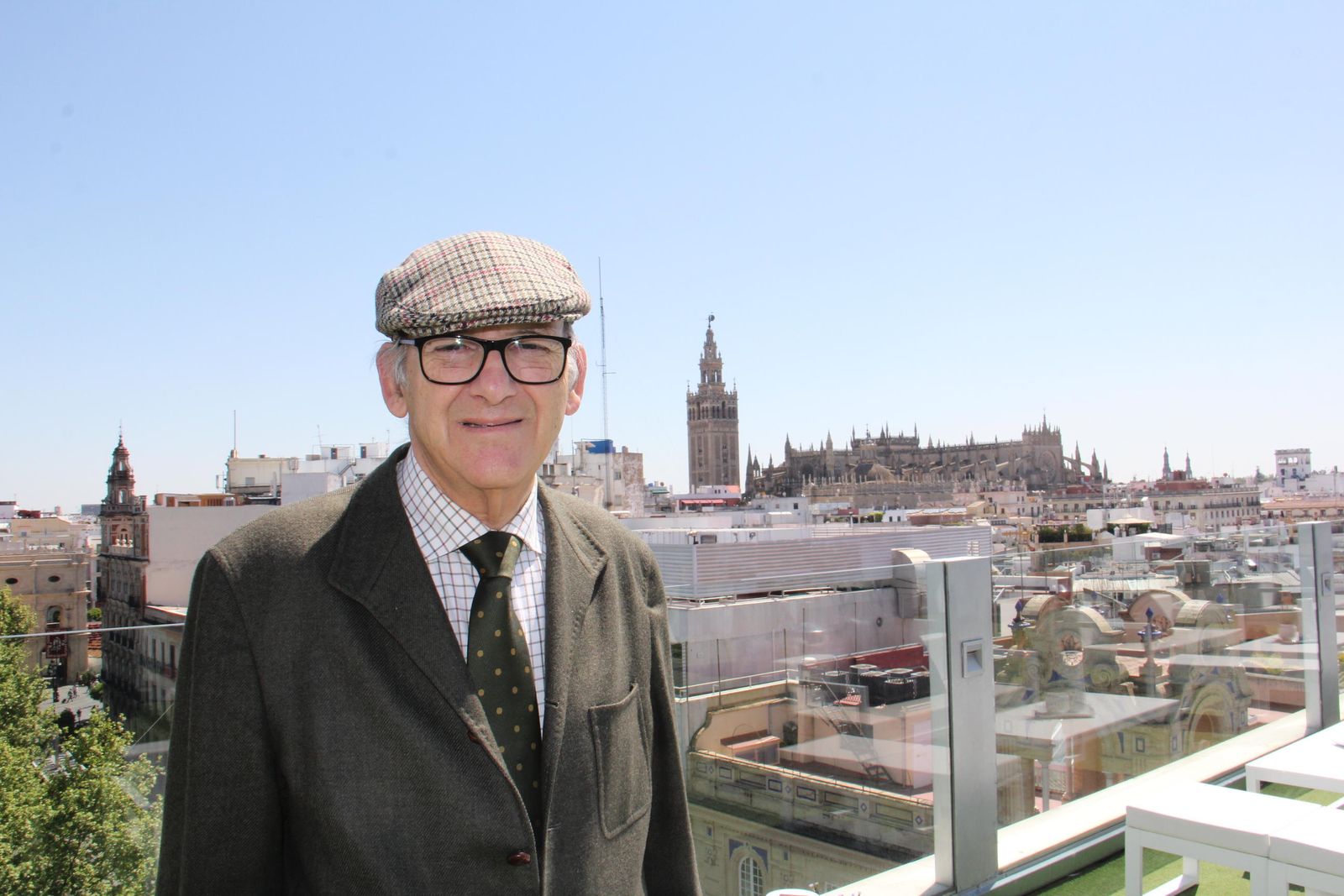 José María Núñez Moreno de Guerra, ganadero de 'Los Derramaderos' e hijo del creador del encaste Núñez, en la terraza del Hotel Inglaterra, de Sevilla.
