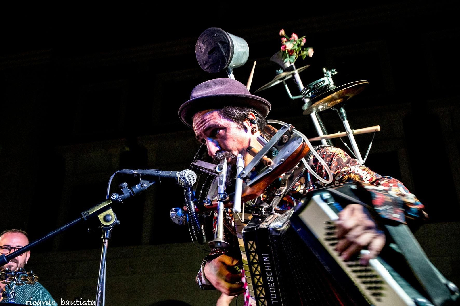 Mauro Bruzza, el hombre orquesta, captado por Ricardo Bautista en un concierto en la Plaza Deán Mazas.