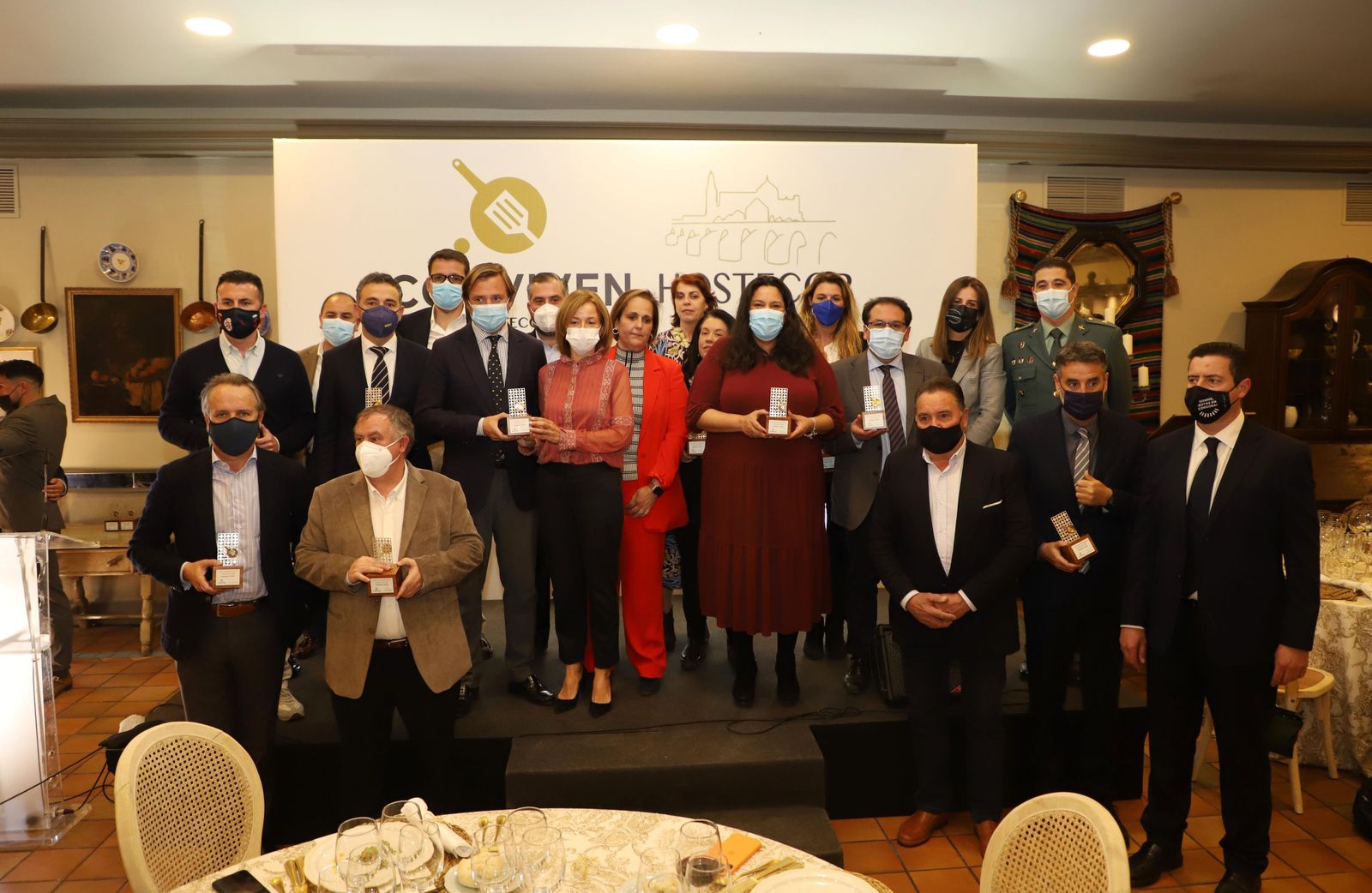 Foto de familia de los galardonados por Hostecor.