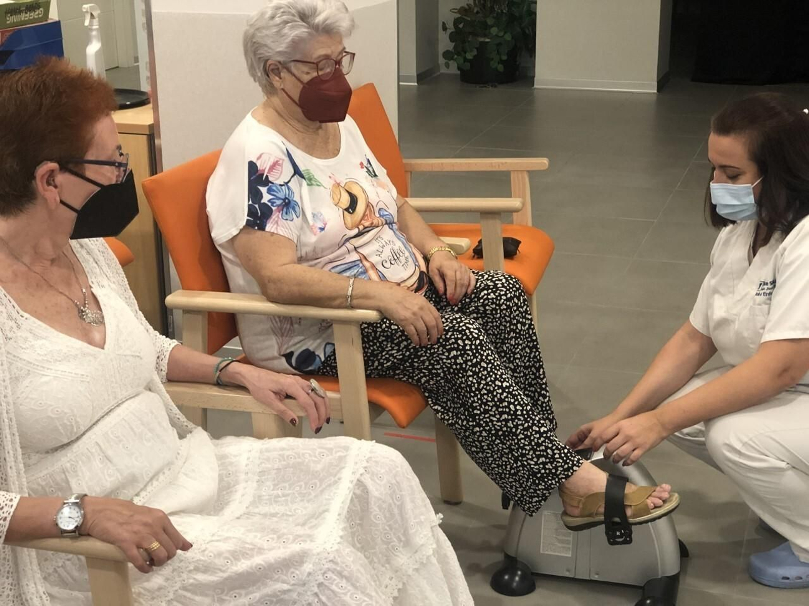 Una profesional de Fundación Juan Cruzado-Vértice Salud atiende a dos usuarias