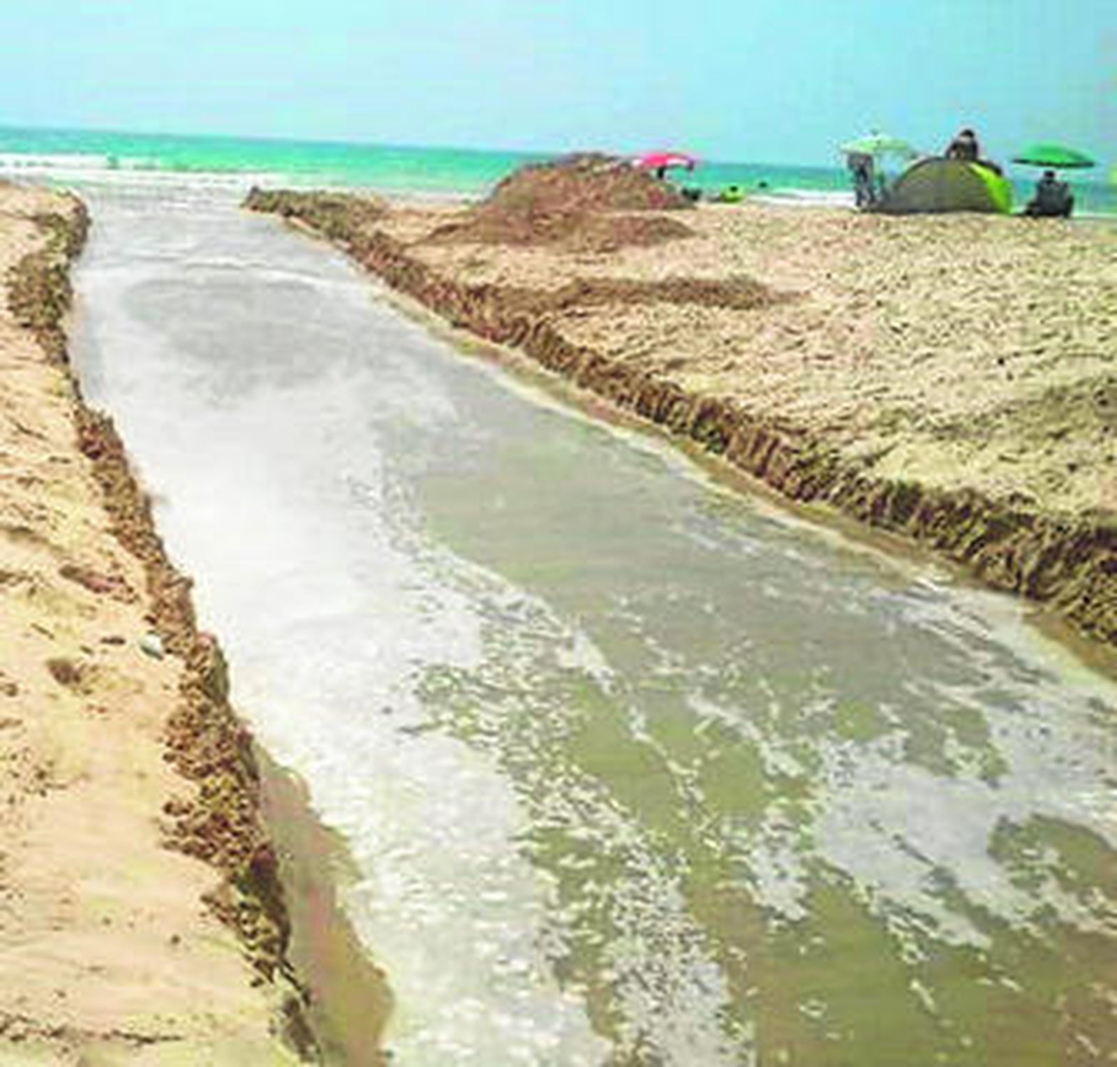 El agua del mar entra en el cauce fluvial por el canal abierto por la Entidad Local Autónoma.