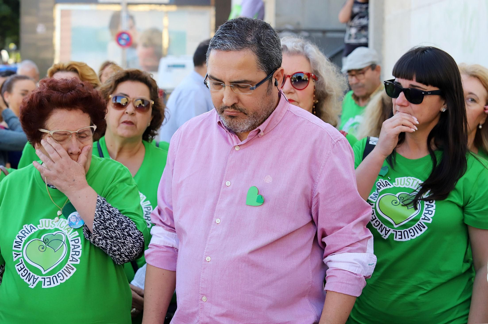 Aníbal Domínguez, hermano y tío de las víctimas del crimen de Almonte, arropado por sus allegados.