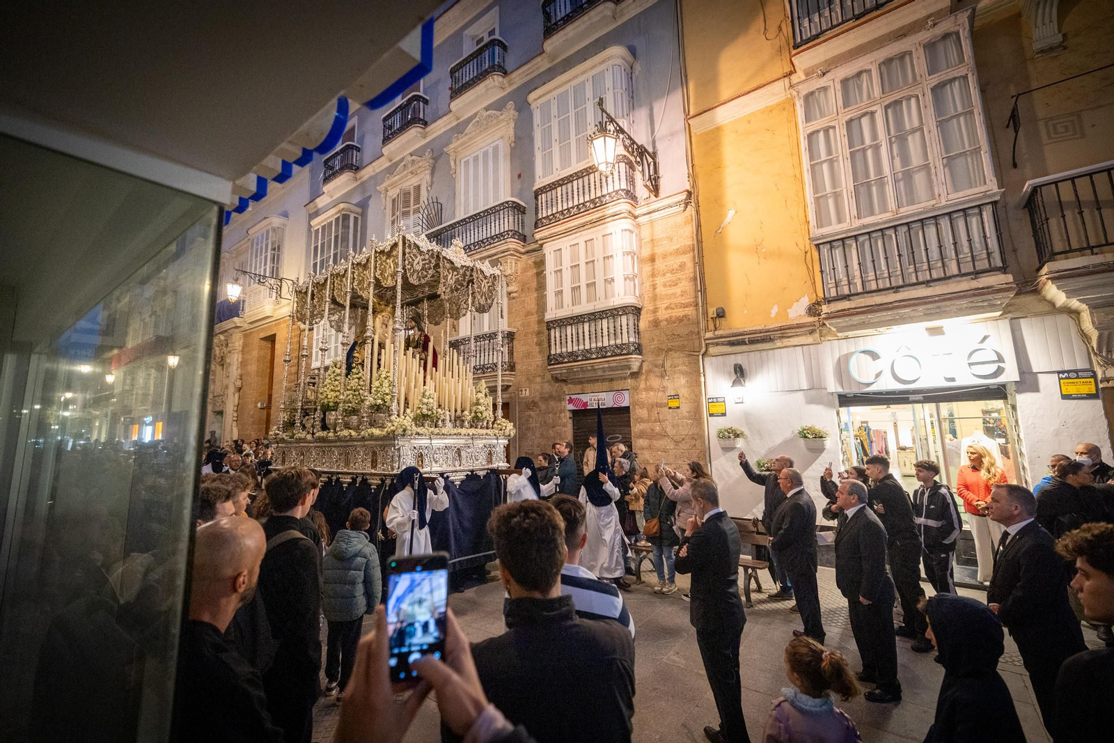 Las imágenes de la archicofradía de Ecce Homo en la Semana Santa de Cádiz de 2024
