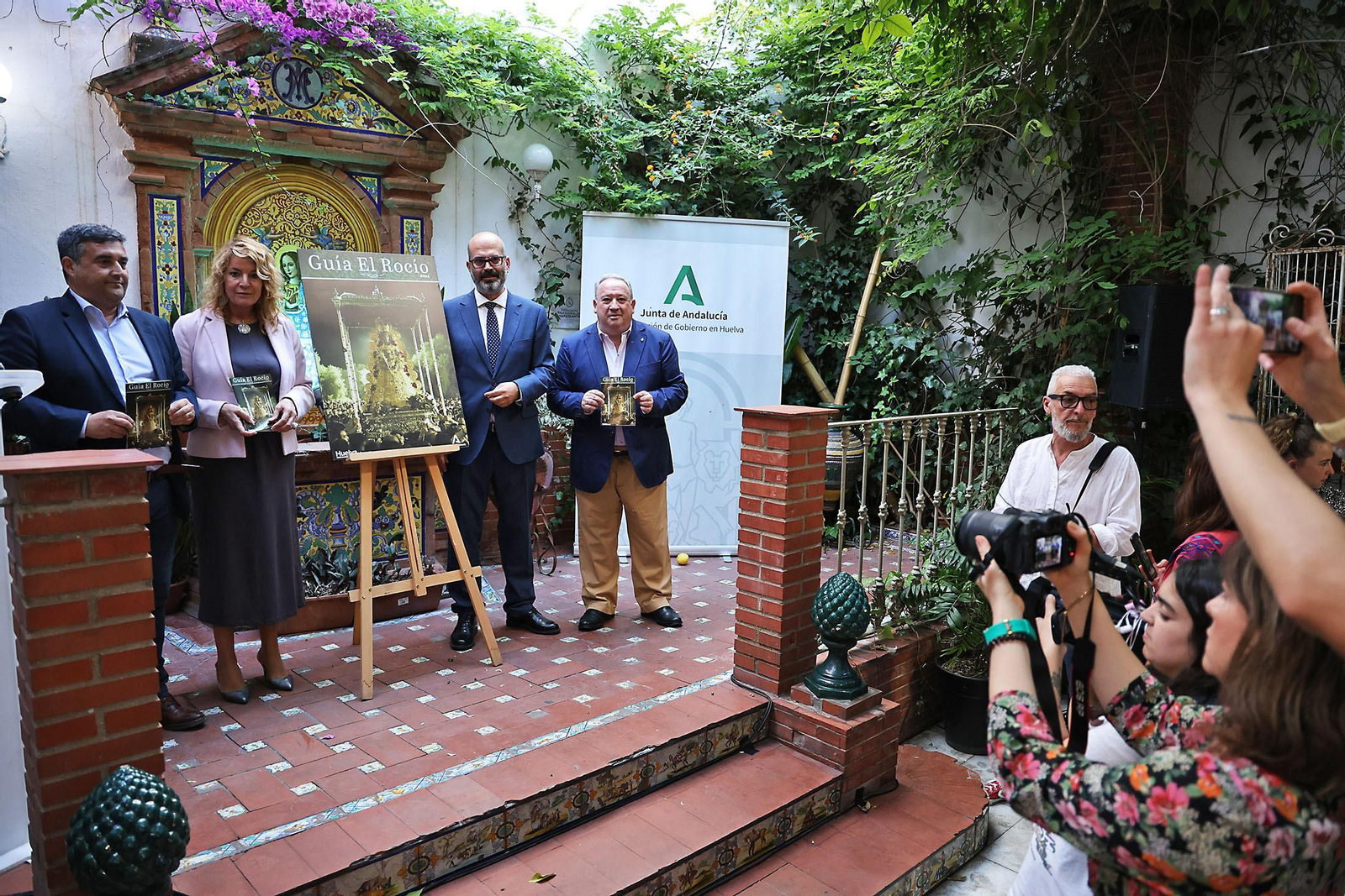 Imágenes de la presentación de la Guía del Rocío 2024 de Huelva Información