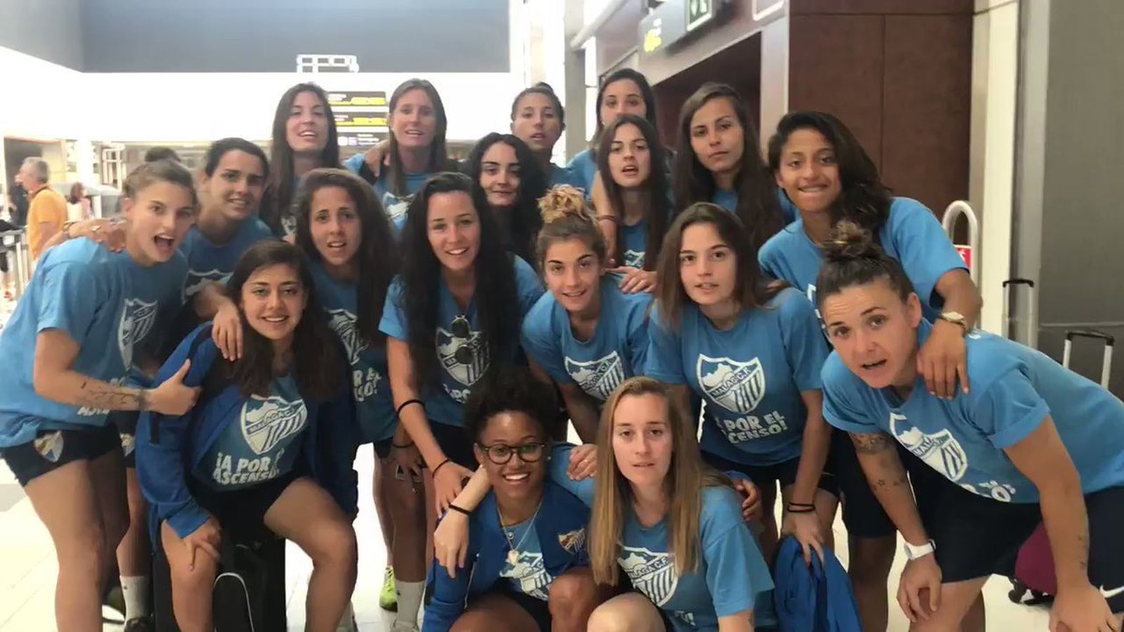 Las jugadoras, en el aeropuerto.