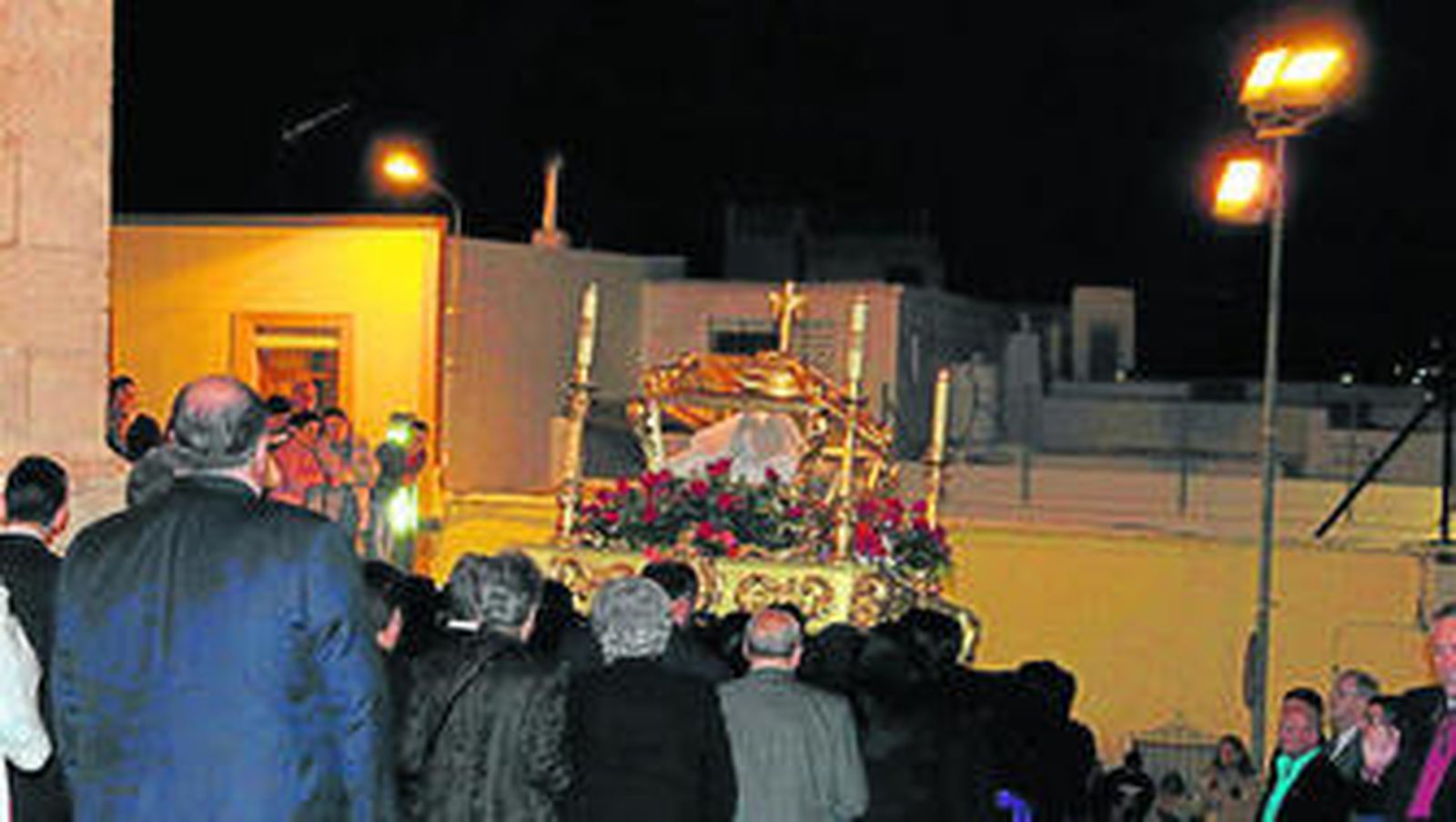 Autoridades municipales con los miembros de las cofradías y hermandades.