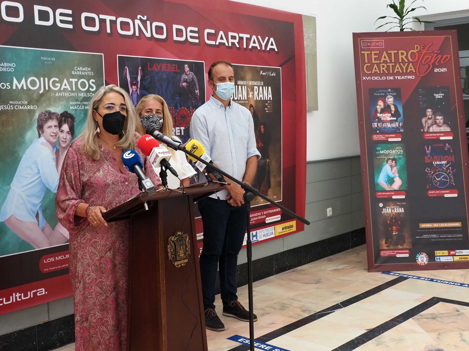 La alcaldesa, Pepa González Bayo, interviene en la presentación del ciclo, ayer en Cartaya