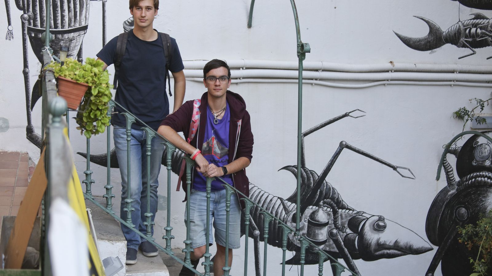 Alejandro Soriano y Álvaro Chicón posan en unas escaleras de La Invisible.