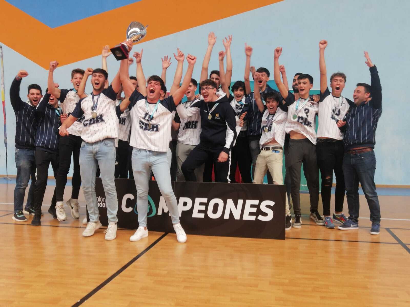 El Ciudad de Huelva celebra el título conquistado en Palos de la Frontera.