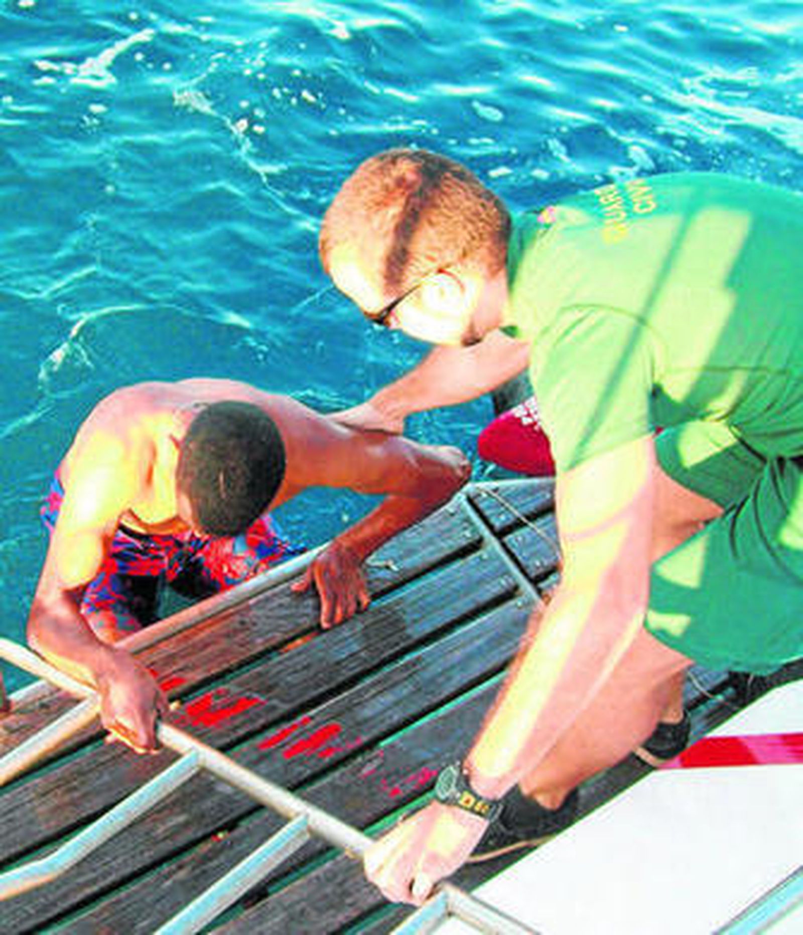 Momento del rescate de uno de los polizones..