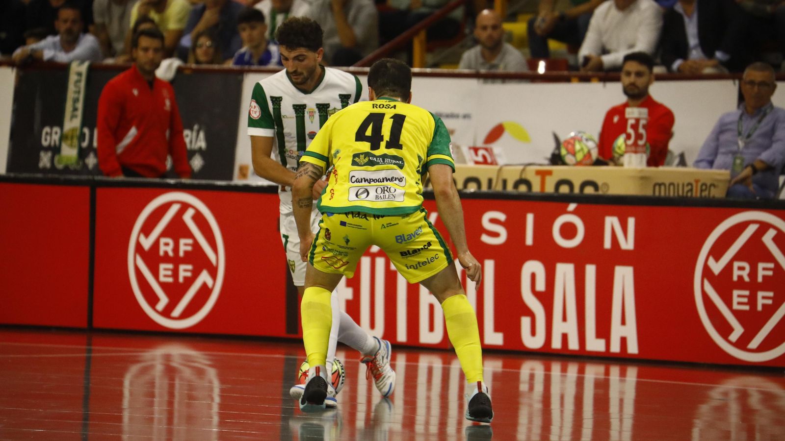 El blanquiverde Zequi es presionado por Mati Rosa.