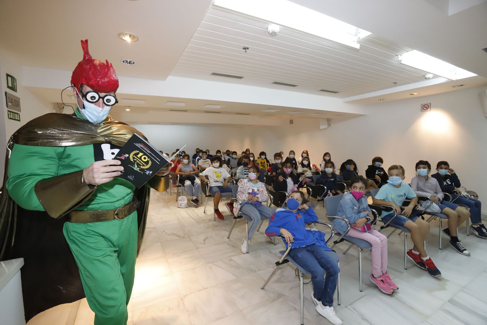 El superhéroe Biblos enseña a los niños el valor de las bibliotecas en Huelva
