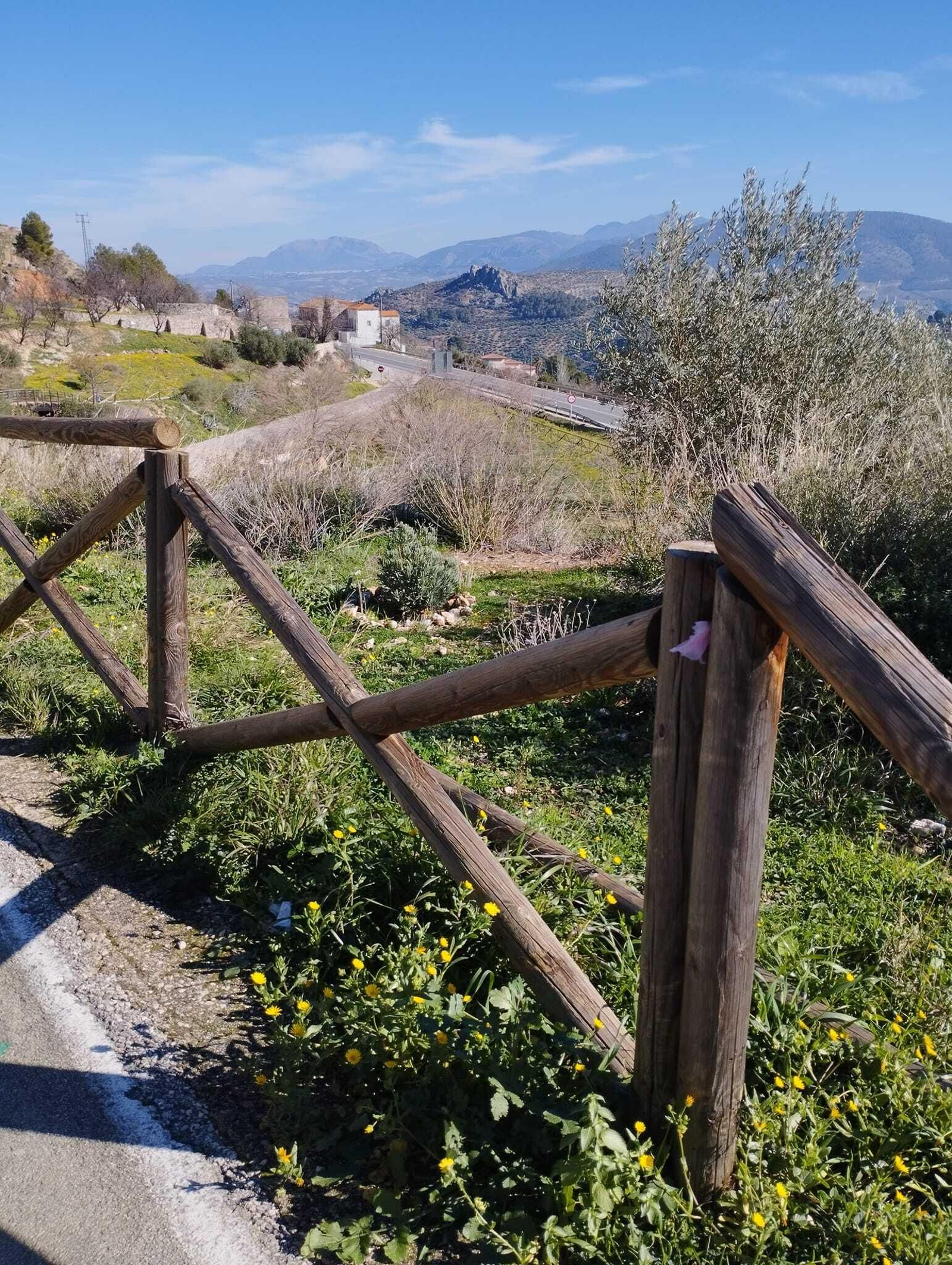 Así se encuentra la Vía Verde de Jabalcuz: vallas rotas, señales arrancadas y suciedad