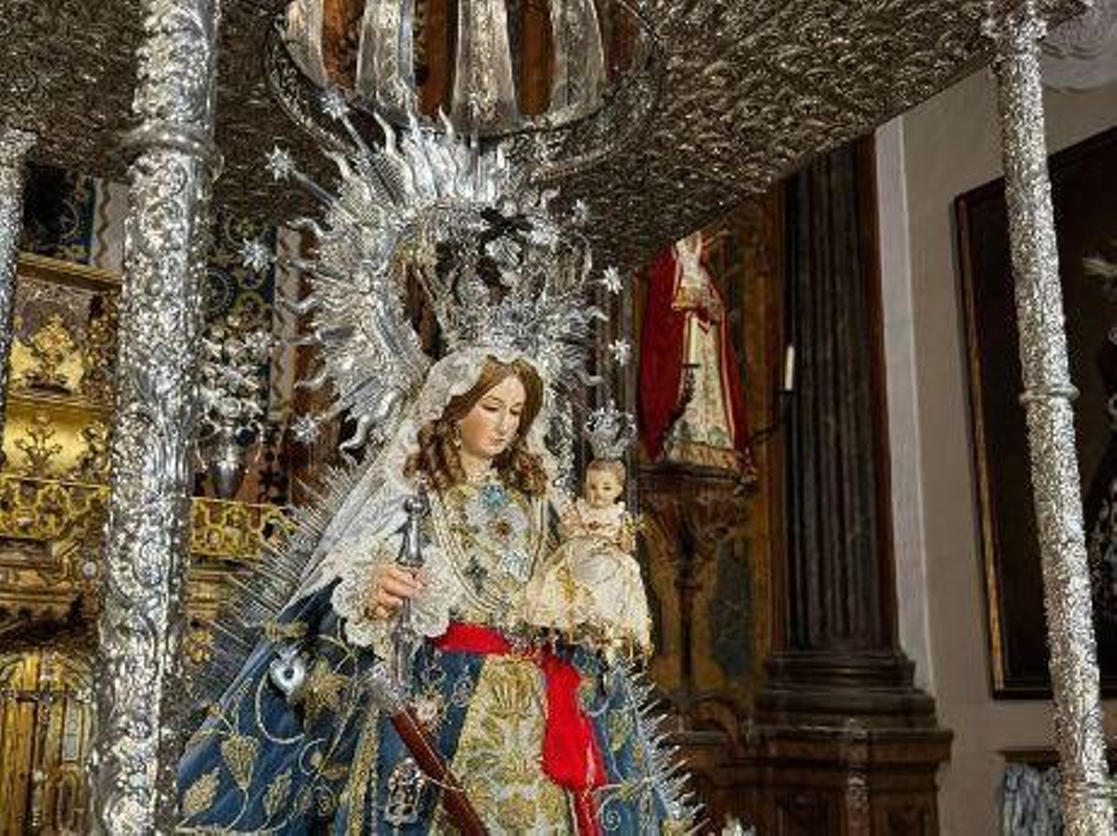 La imagen de la Purísima Concepción entronizada en su templete de plata en el Santuario de la Concepción.