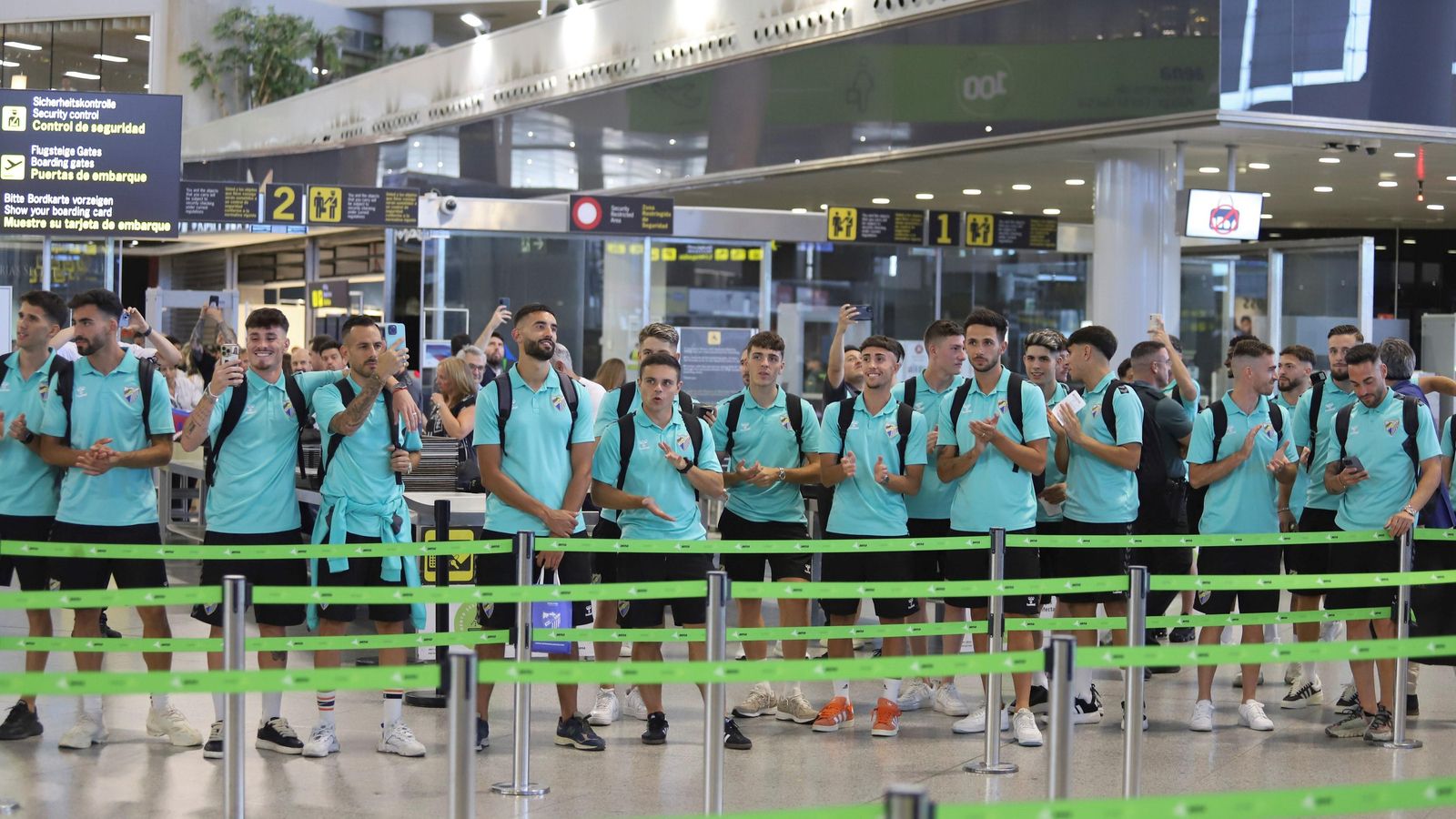 Las fotos de la afición despidiendo al Málaga en el aeropuerto antes de ir a Tarragona