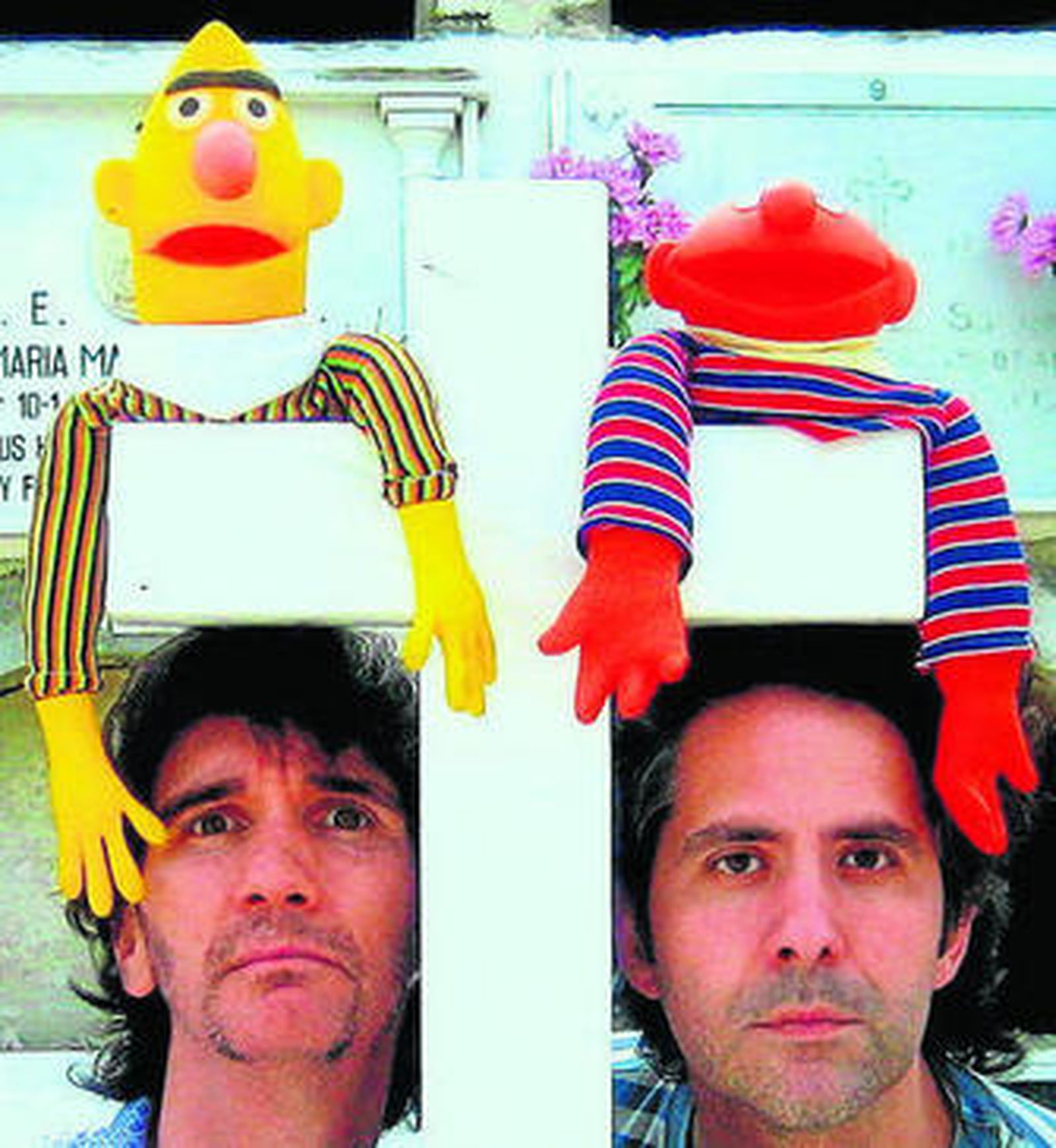 Paco León como Epi y Javier Berger como Blas, presentando la función.