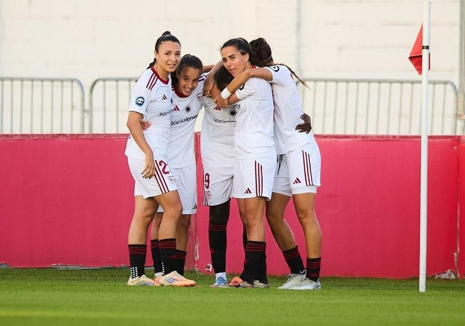 Las sevillistas celebran el gol de Fatou Kanteh.