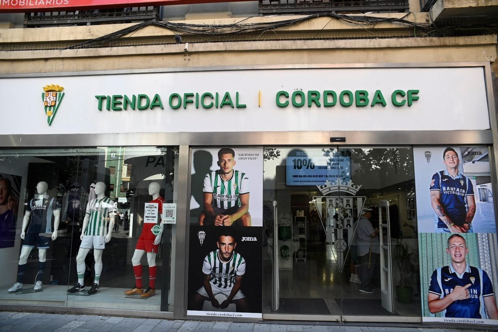 Las mejores fotos del primer día de venta de las nuevas camisetas del Córdoba CF