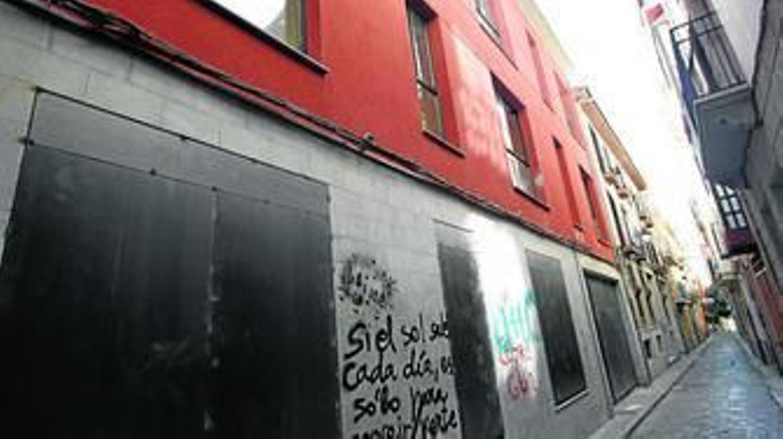 Fachada del edificio que ocupó la corrala El Triunfo durante seis meses.