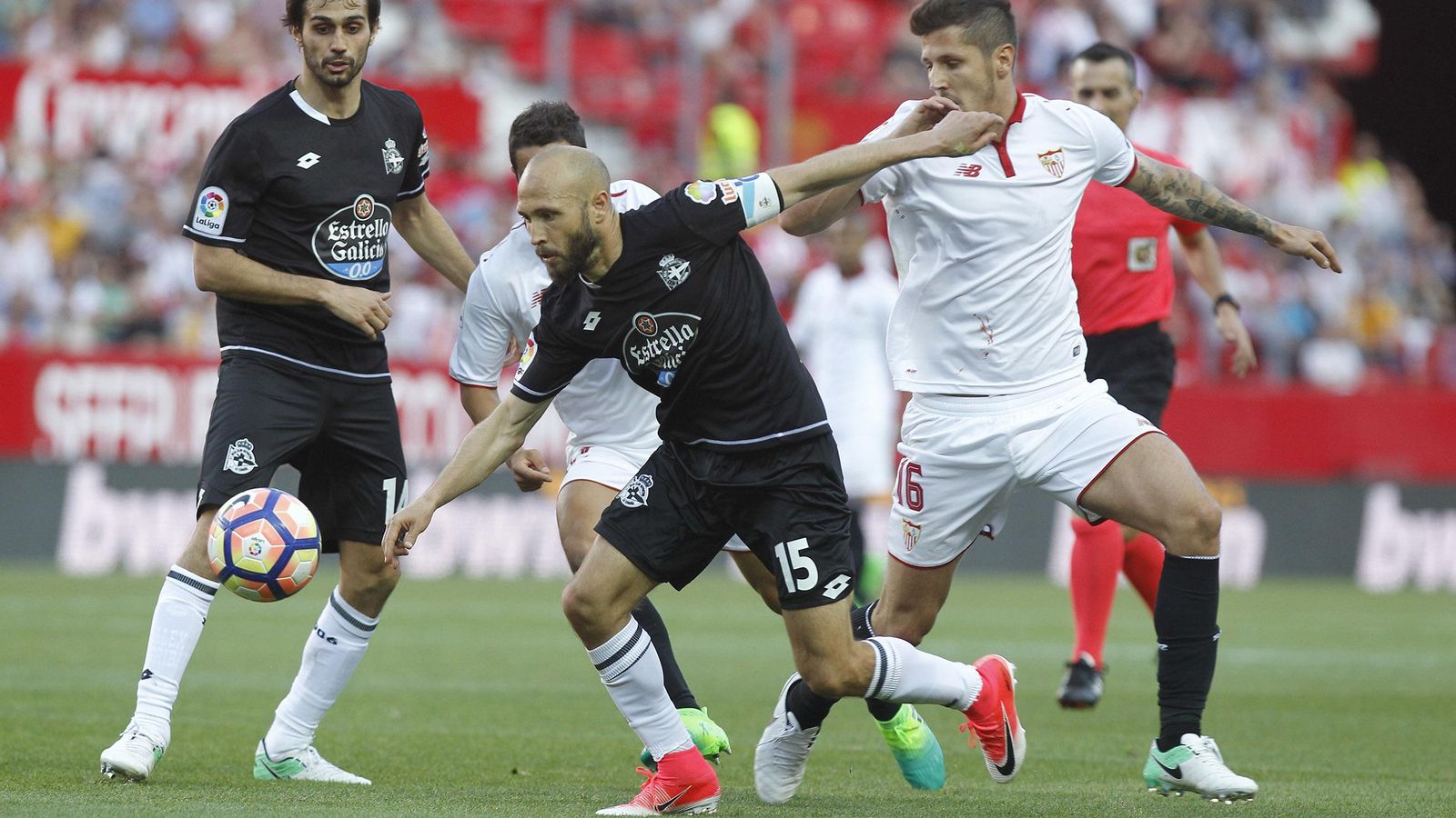 Jovetic presiona a Laure.