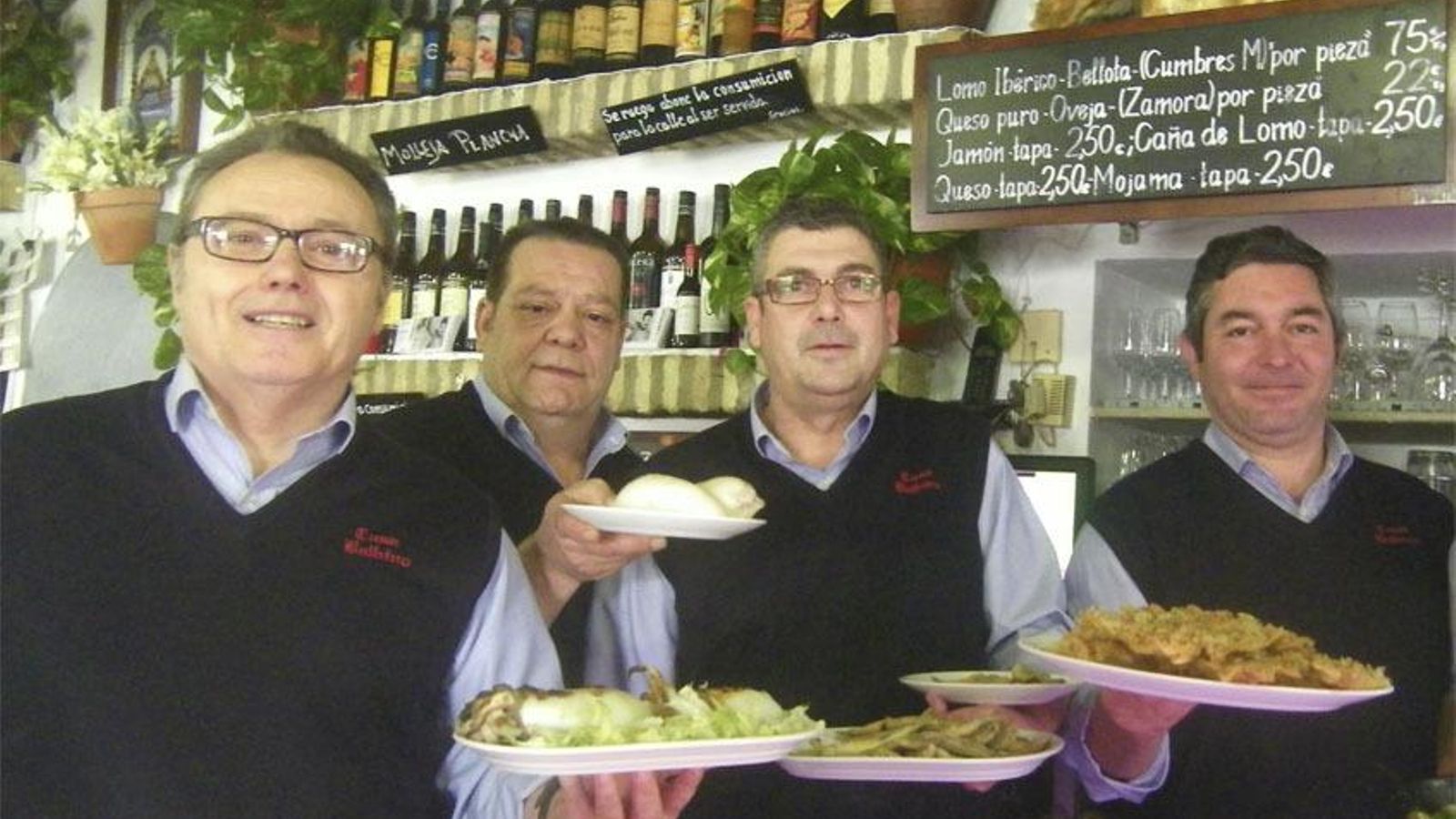 Camareros con platos de Casa Balbino.