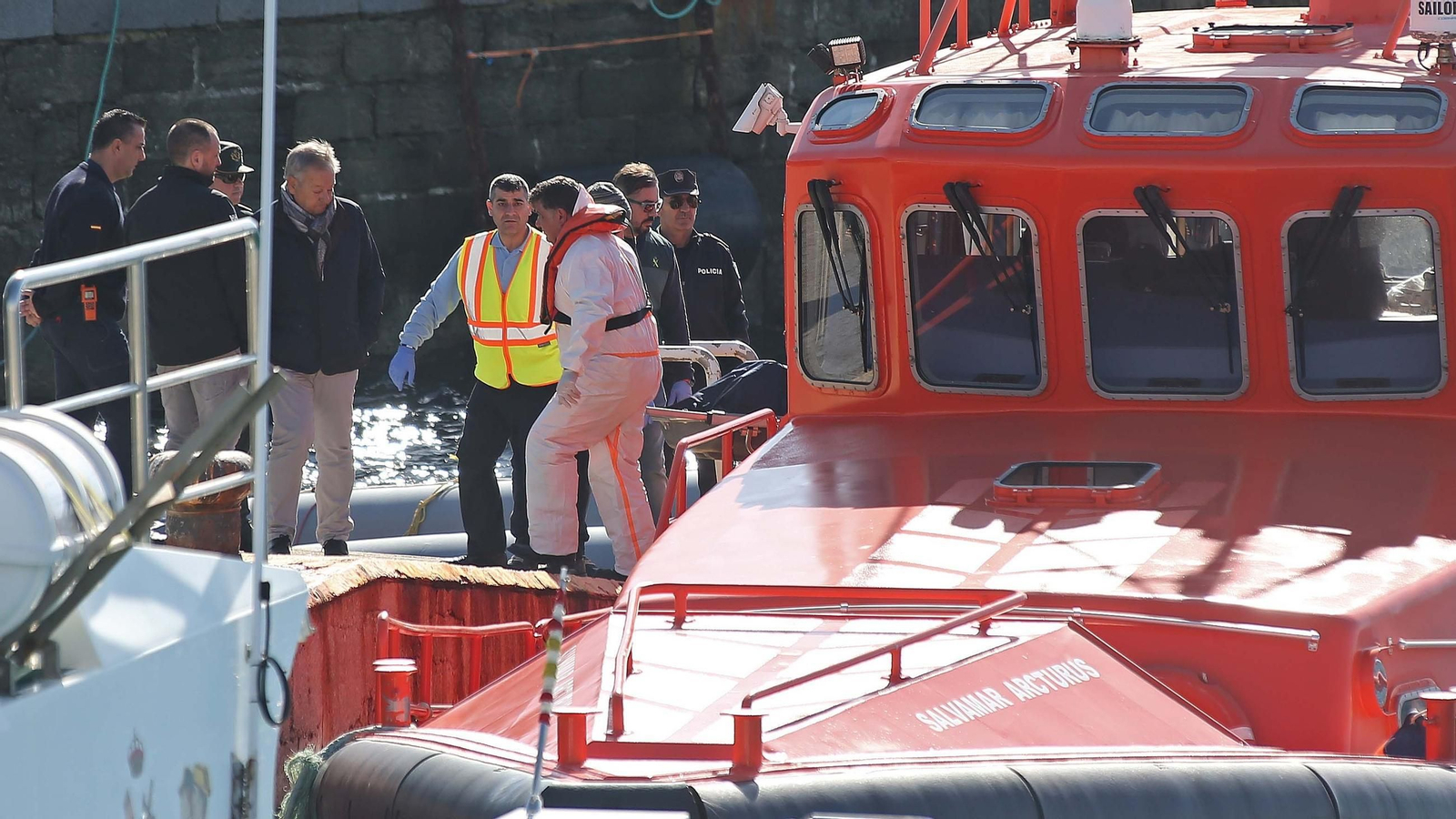 Pedro Maza, padre e hijo –segundo y cuarto por la izquierda– asisten al desembarco del cadáver de Antonio Javier Maza, el día 27 de enero de 2020 en Tarifa.