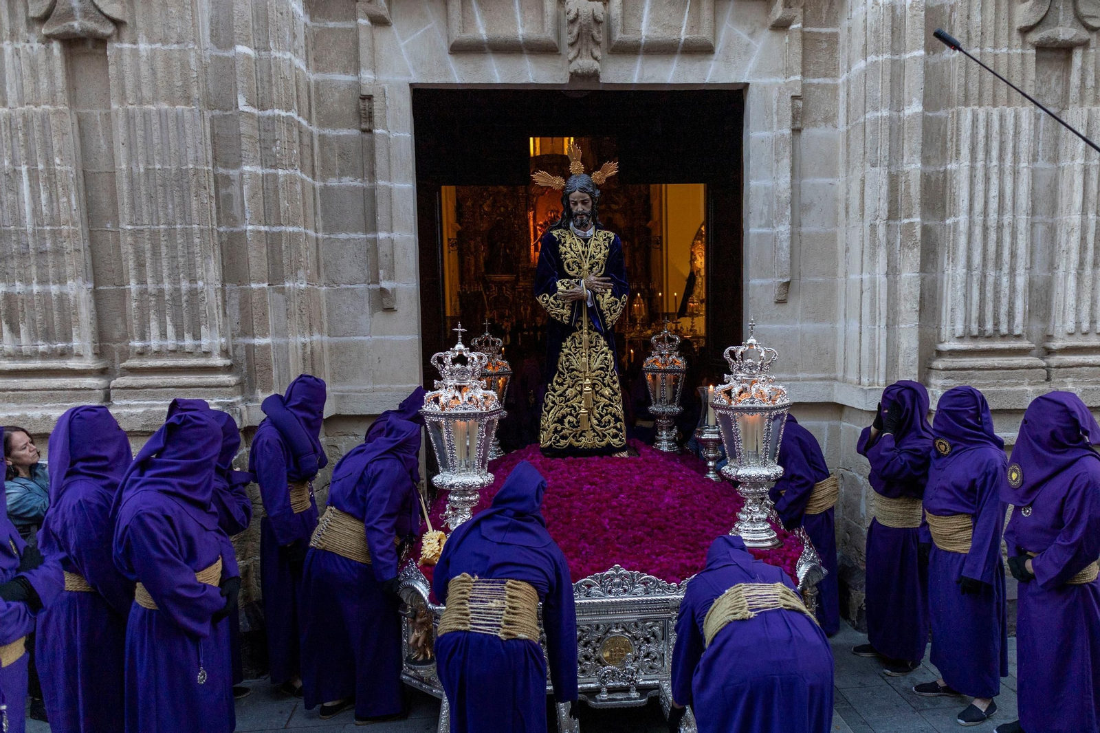 Imagen de Nuestro Padre Jesús Cautivo del Dolor y Sacrificio a su salida de la capilla de Las Esclavas.