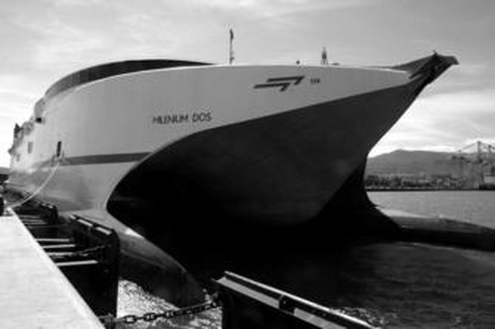 El 'Millenium Dos' atracado ayer en el puerto algecireño.