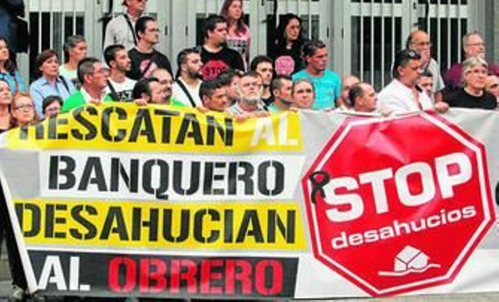Concentración de la plataforma 'Stop desahucios' para solicitar que los juzgados paralicen las ejecuciones hipotecarias.