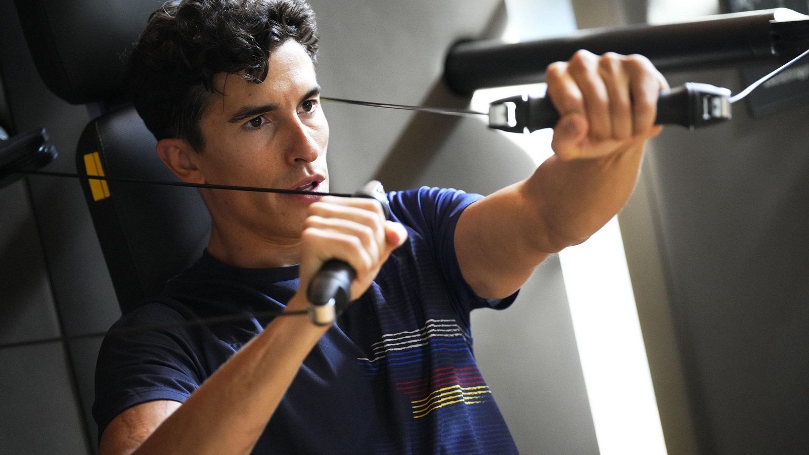 Marc Márquez realiza ejercicios de musculación.