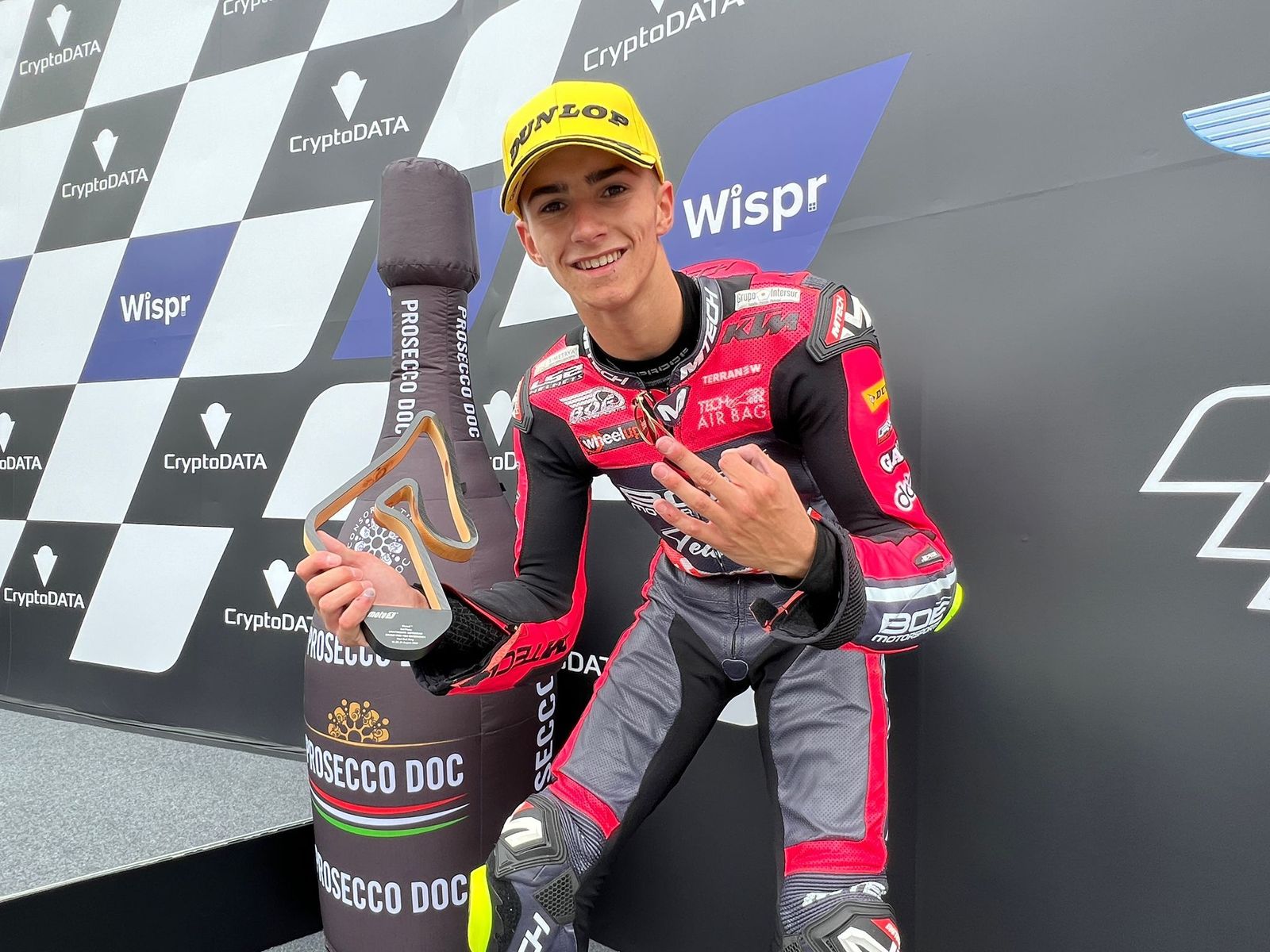 David Muñoz celebra en el podio de Spielberg su tercera posición.