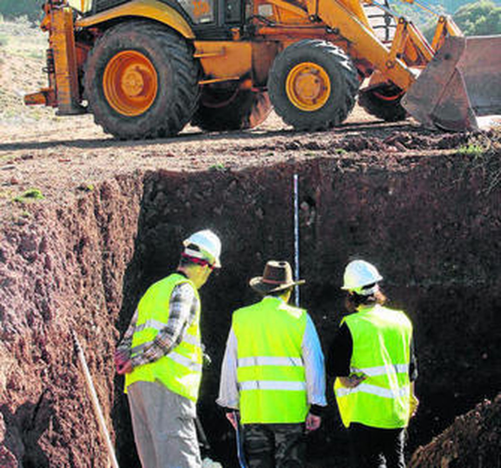 Varios operarios observan los trabajos de búsqueda.